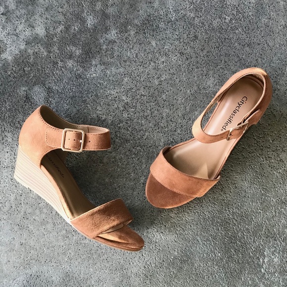 3 Left! City Class  Roque Tan Faux Suede Low Wedge - Picture 2 of 8